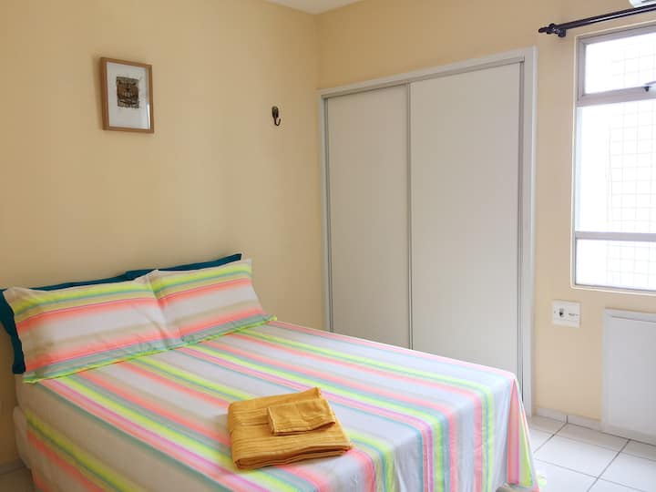 Katika chumba cha 2, kuna vitanda viwili vya bachelor, ambavyo vinaweza kugeuka kuwa kitanda cha ukubwa wa kifalme. Mashuka na taulo zilizotolewa; kabati na uchaga wa viatu bila malipo kwa matumizi ya wageni...