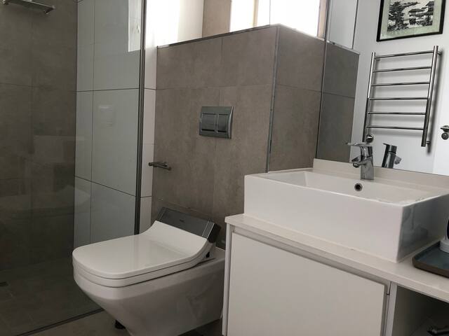 Table Mountain and Sea view 2 bedrooms luxury gallery image 4