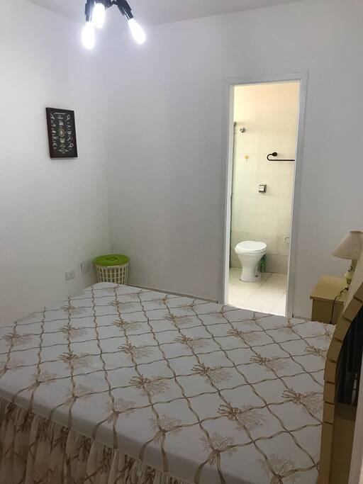 Quarto 1 (suíte) - cama de casal e cômoda com abajur