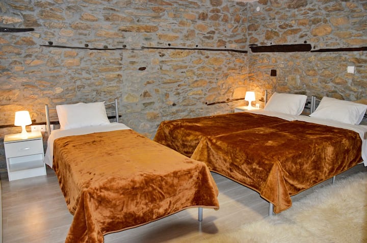 large 2nd bedroom  with 3 beds / Μεγάλο 2ο υπνοδωμάτιο με 3 κρεβάτια 