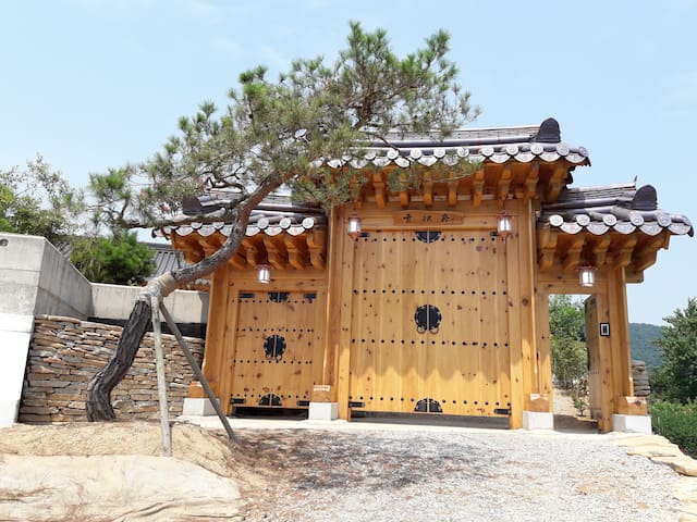 청송재 본채(예사랑) - Seonwon-myeon, Kanghwa의 주택에서 살아보기 청송재 본채(예사랑) - Seonwon-myeon, Kanghwa의 주택에서... 