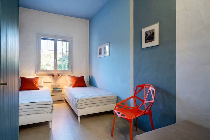 Четврта спална соба со единечни кревети и перници од мемори пена за удобност. Можност да се приклучите на единечните кревети за да го претворите во двоен кревет. Достапен е трет кревет. Дополнително чистење на барање. 