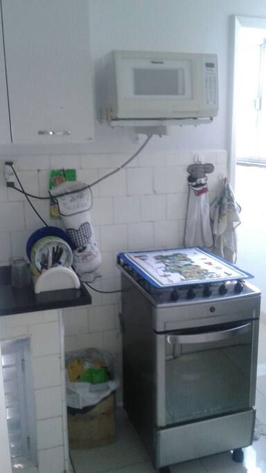 Cozinha com fogão e Geladeira-Micro ondas-Kitchen with stove,refrigerator and microwave.