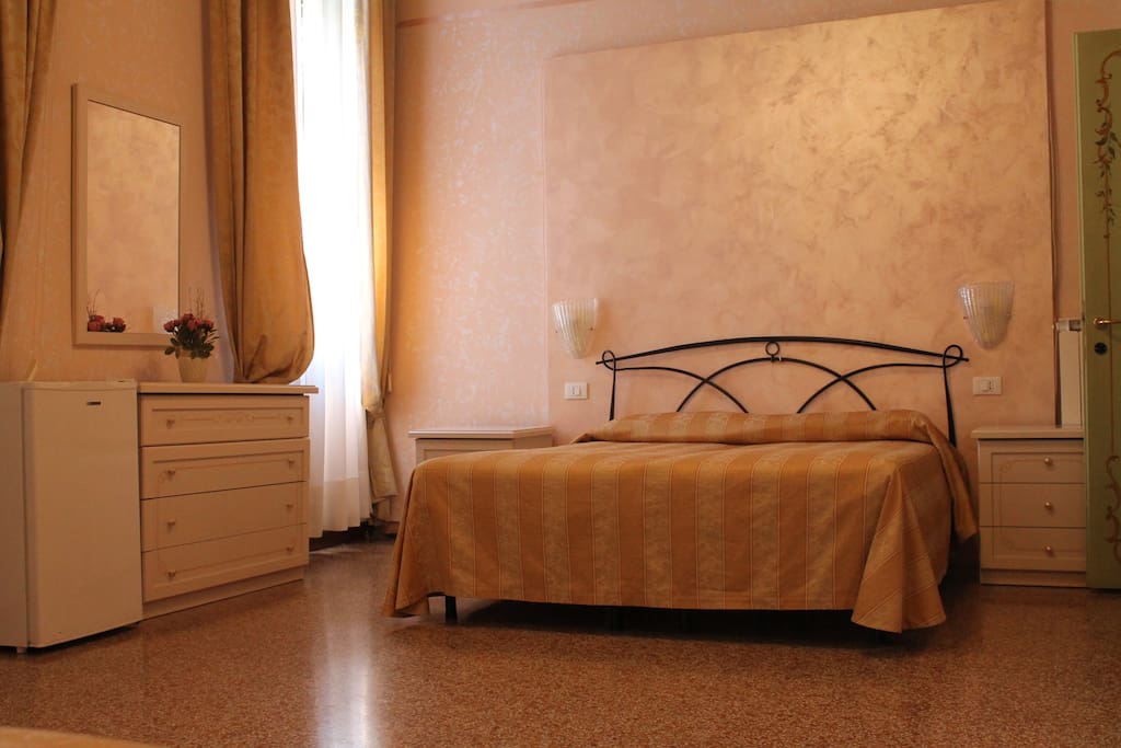 QUINTUPLE ROOM VIEW CANAL GRANDE WITH PRIVATE BATHROOM