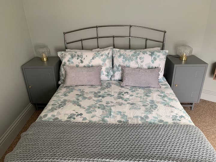 Ორადგილიანი საძინებელი მდებარეობს პირველ სართულზე, რომელიც ბაღს გადაჰყურებს.