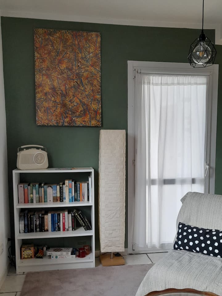 Mlango wa roshani una mwanga wa mwanga/jua.