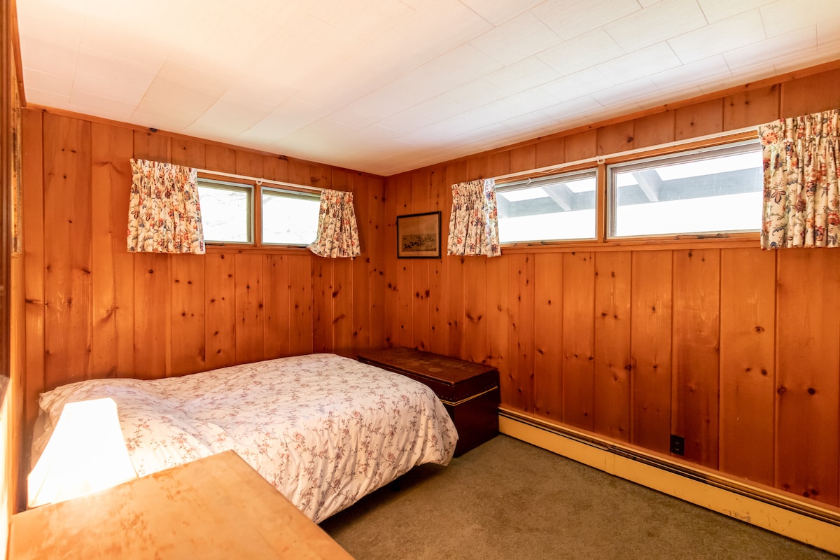 …..a spálňa pre hostí zobrazená tu.