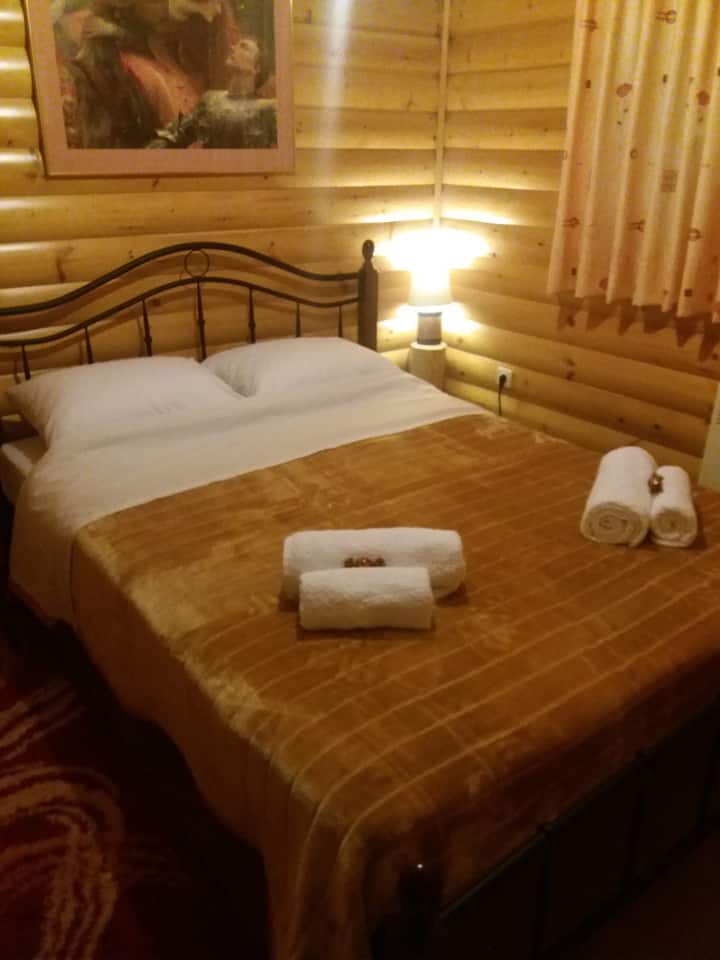 سرير مزدوج/الطابق الأرضي، حمام رئيسي مجاور.