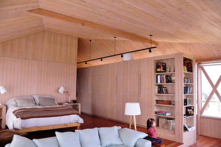 Главен спален апартман со вградена дневна соба