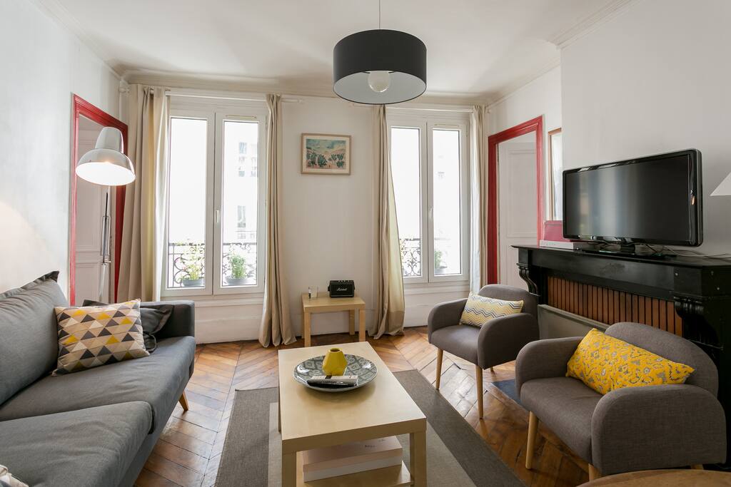 Livingroom - With a sofa three places, two armchairs, a coffee table, a table for meals, a TV and a wi-fi access. Salon - Equipé d'un canapé 3 places, de deux fauteuils, d'une table basse et d'une table pour les repas avec une rallonge si besoin.