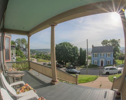 Mississippi River Views: Historic w/Modern Comfort