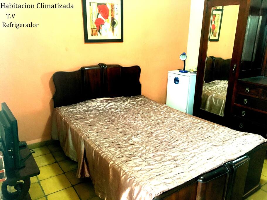Habitación con Aire, TV, Nevera, Armario y Baño independiente