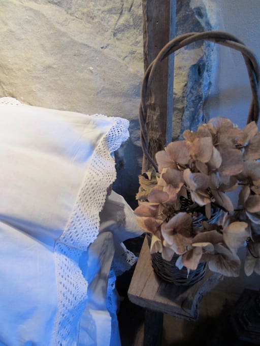 vintage bedlinen mixed with ikea bedding | la biancharia vintage con Ikea