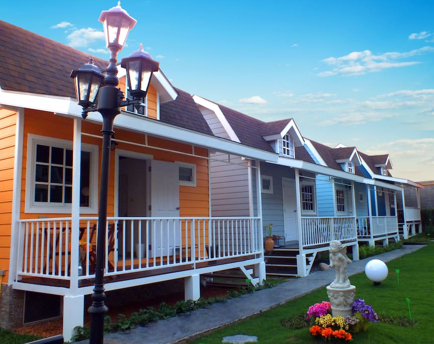Colorful cottages, like entire home, peaceful and personal living