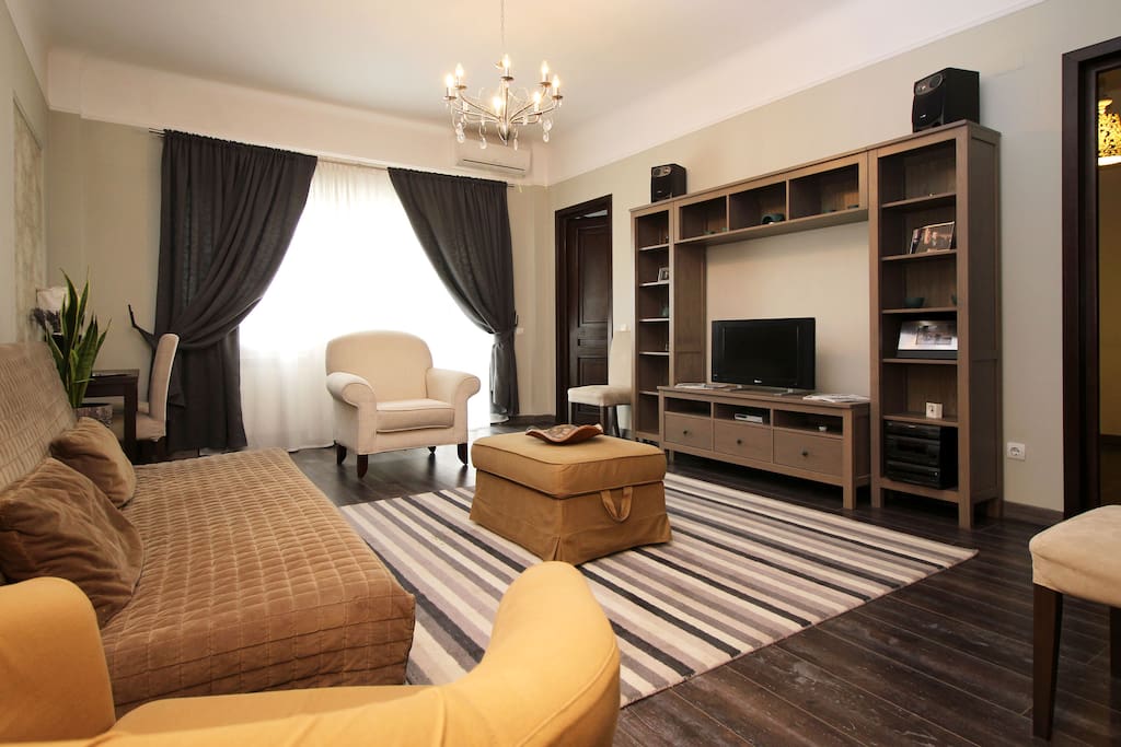 Livingroom, armchairs, sofa and tv media.