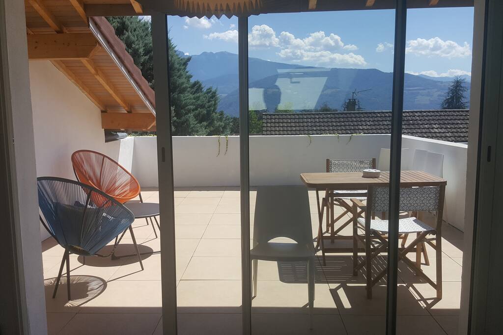 Terrasse : 2 tables pour 6 personnes, eau, barbecue...