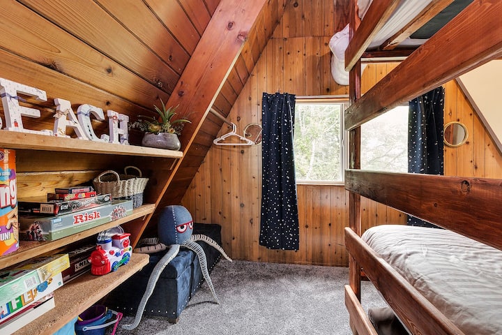 ห้องพักสองชั้นมีเตียงเต็มรูปแบบสองเตียงและเกมและของเล่นมากมายสำหรับเด็กๆ 