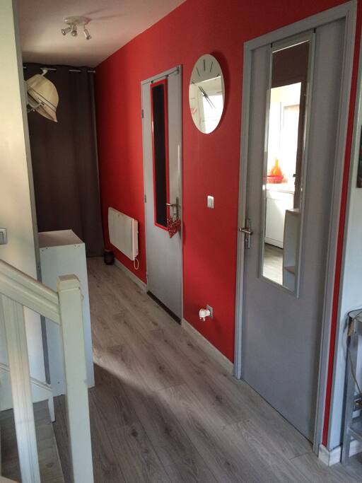 L'entrée vous permettra de vous sentir tout de suite comme à la maison...