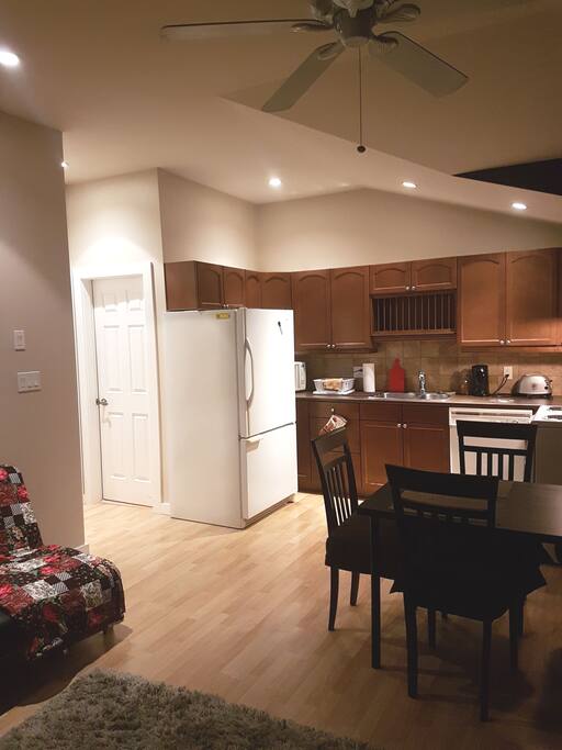 Dishwasher, microwave, full size fridge, stove and oven are for your comfort.