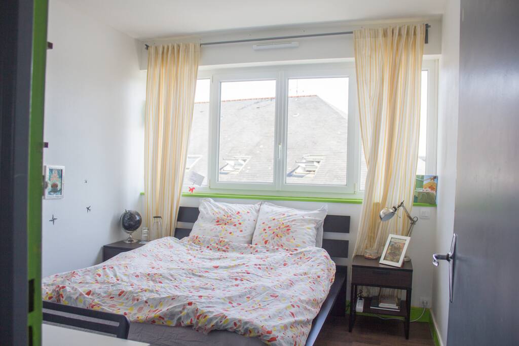 Your room: all the light you could want, a bed for two, a place to hang or fold your clothes and a desk full of brochures with must-sees in Nantes