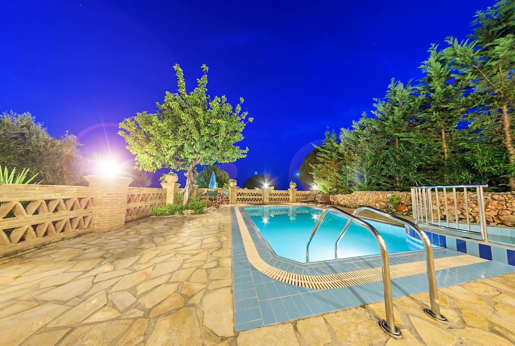 Outdoors Seasonal Swimming pool (not heated)