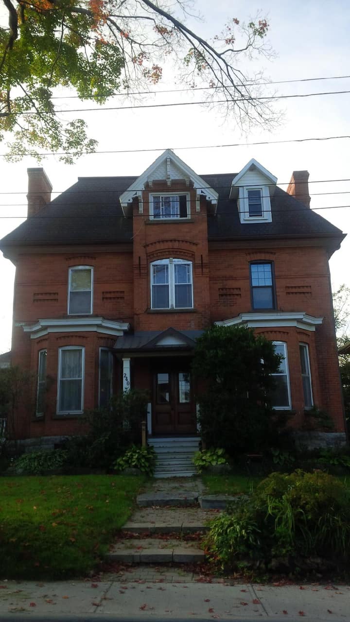 Red Maple B&B (queen size bed)