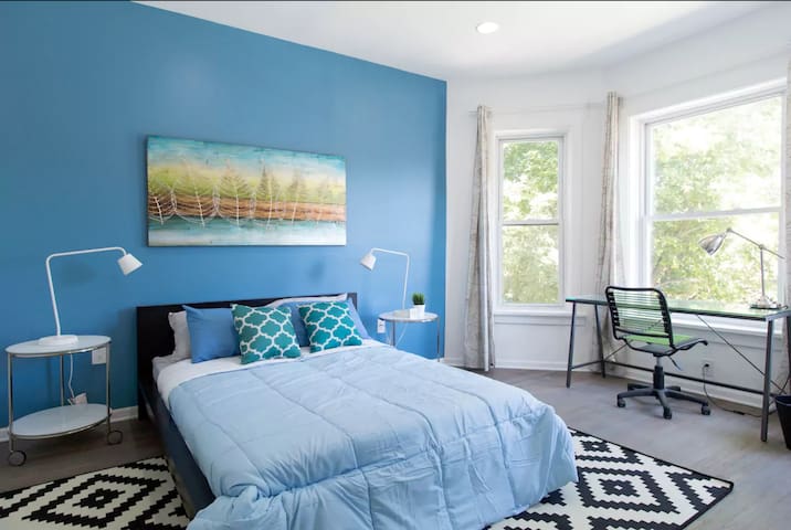 5min walk to UnivOfChicago. MODERN LUXE