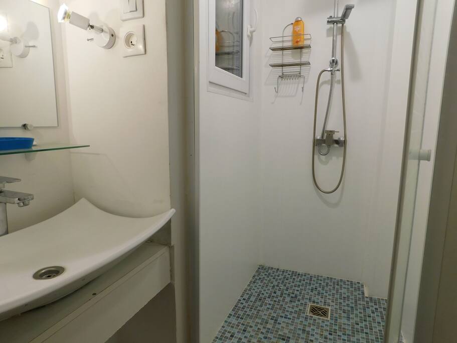 salle de douches-lavabo