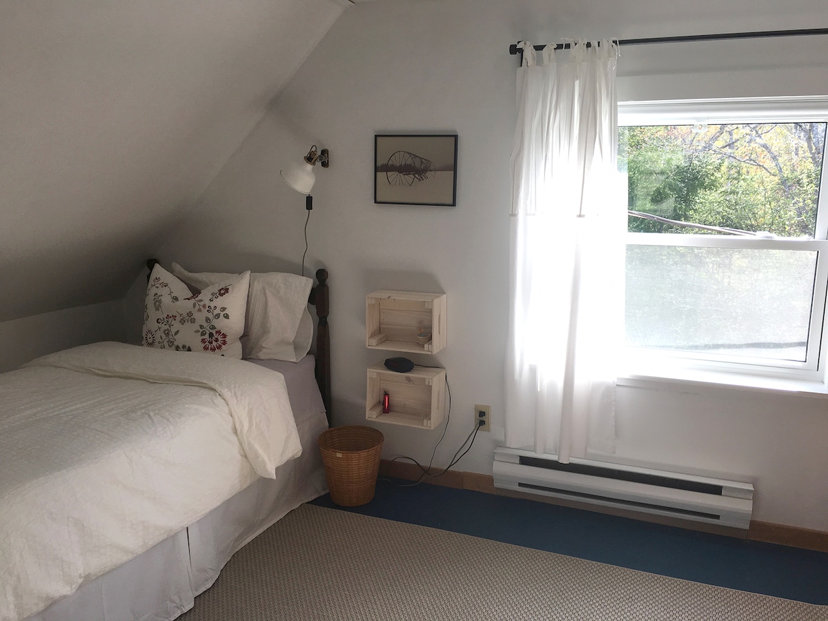 Dormitorio trasero con cama individual