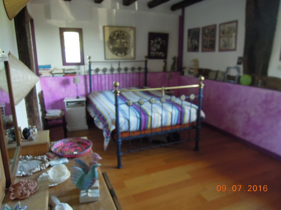 Chambre du bas. Lit deux places