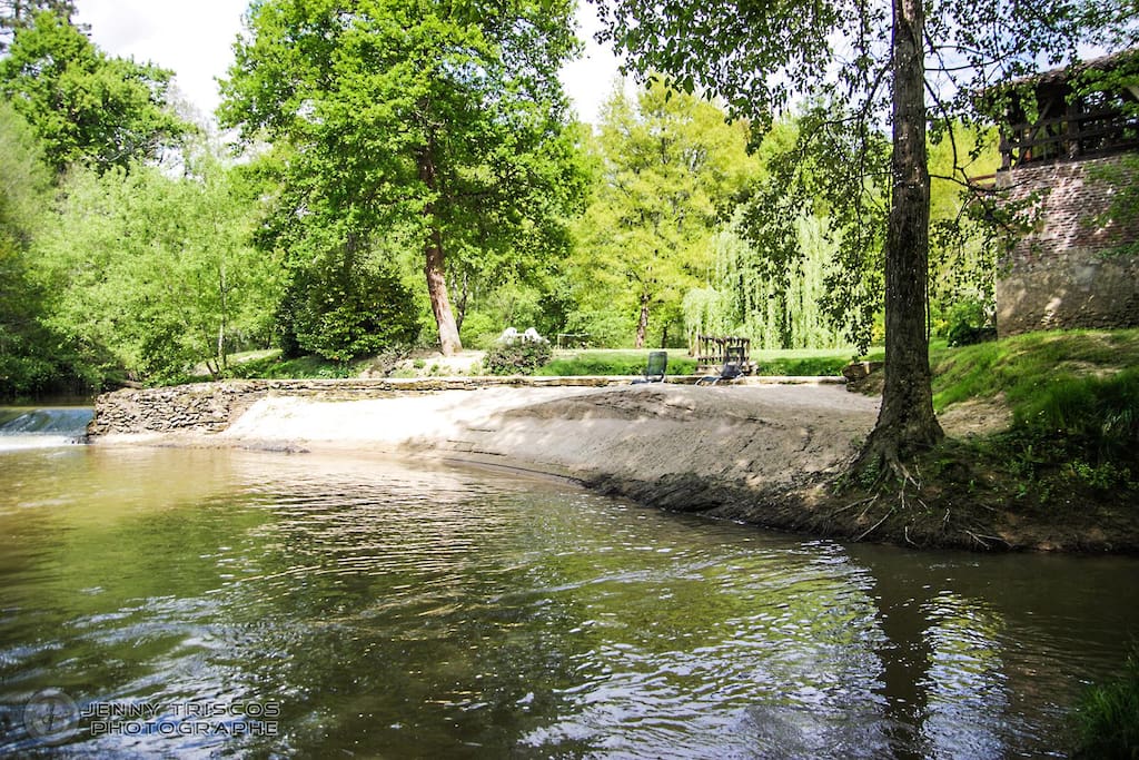 Petite plage au pied du moulin