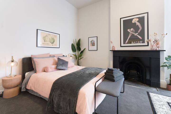 Stylish 3BR house | Steps to Smith St Cafes & Bars gallery image 3