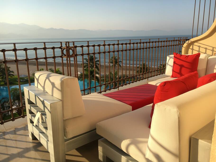 BRAND NEW lounge furnitures to relax and see the OCEAN VIEW. Muebles nuevos para disfrutar de la vista. Mueble, se convierte en camastro.