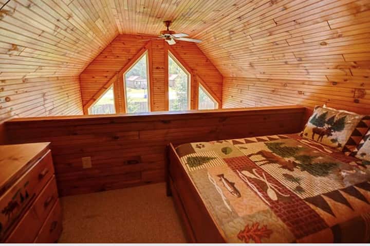 Vista desde uno de los dormitorios de arriba. Abierto a continuación. ¡A los niños les encanta esta habitación! 