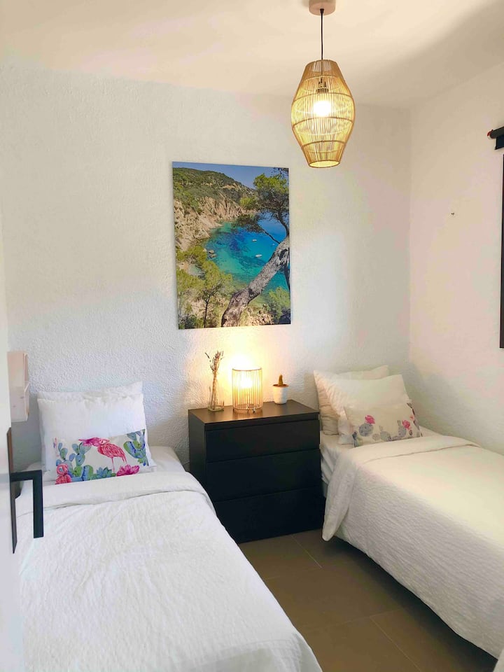 Dormitorio con 2 camas individuales 