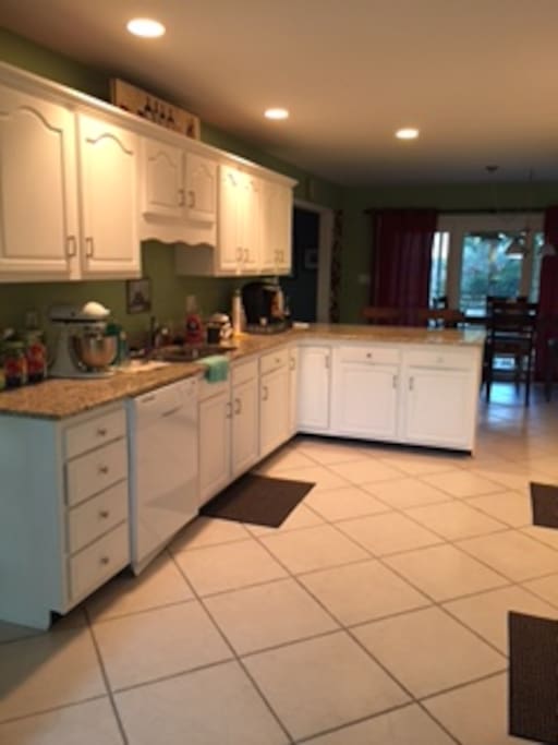 Large eat-in kitchen with granite countertops.