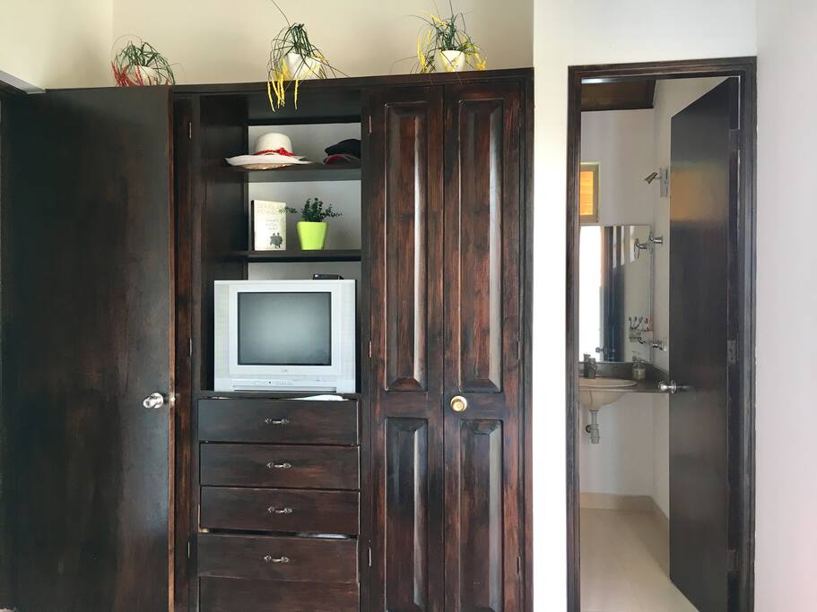 Dormitorio 1 con baño privado, TV y aire acondicionado