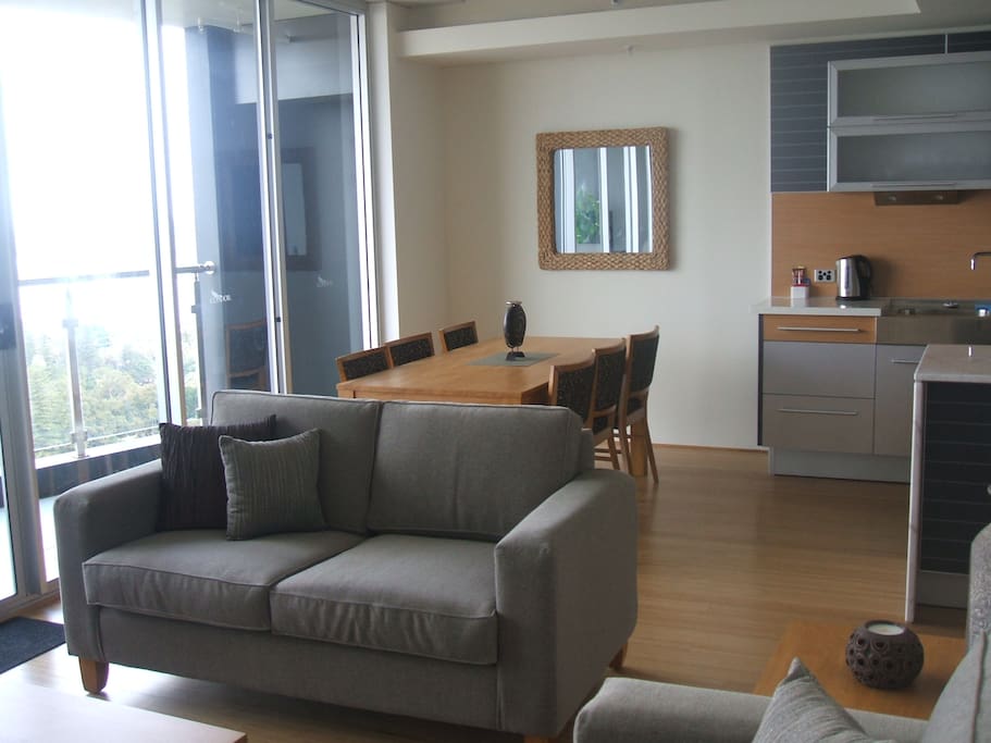 Lounge & Dining