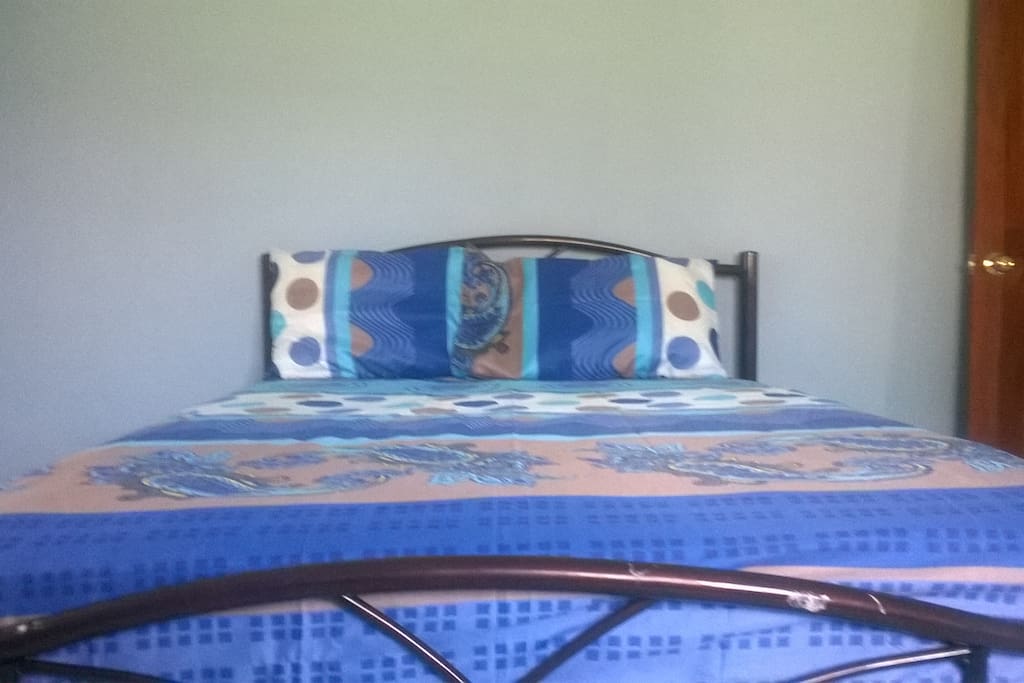 Comoda cama matrimonial.
----------------------
Comfortable double bed