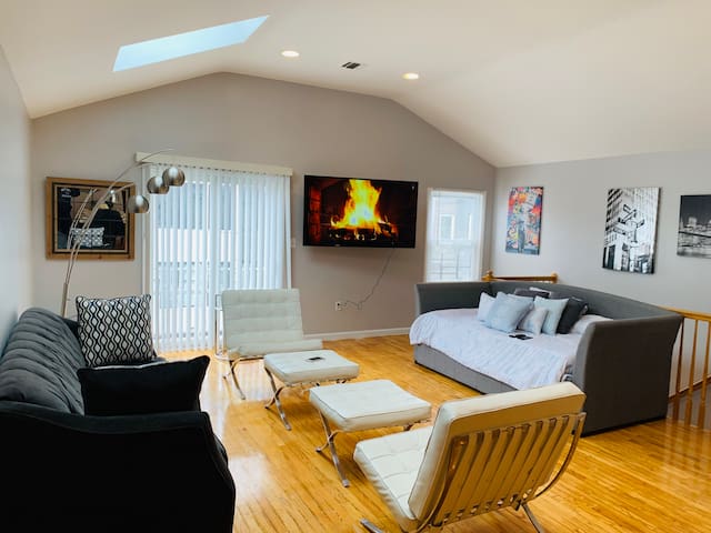 Huge luxurious apartment 20 minutes to Manhattan!