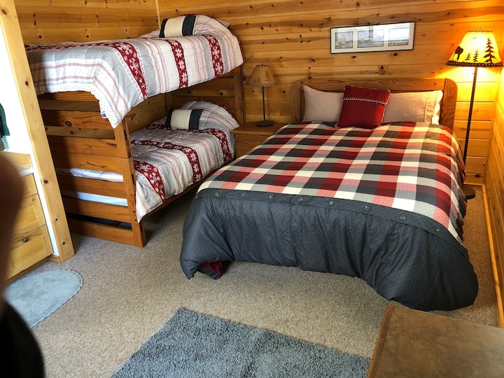 Shasta # 2配有标准双人床和双层床。 客房内设有水槽，可欣赏湖泊美景。