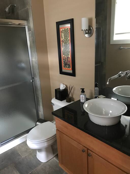Main floor full bathroom