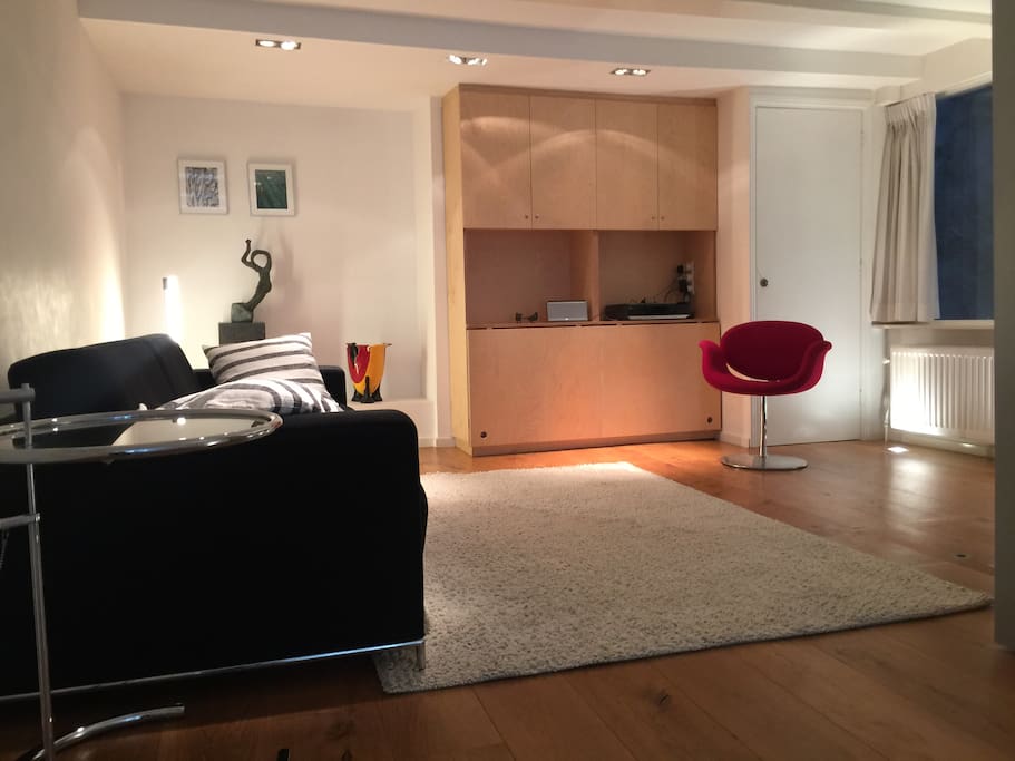 Ground floor studio apartment near Dam square - now with the new beige-white rug