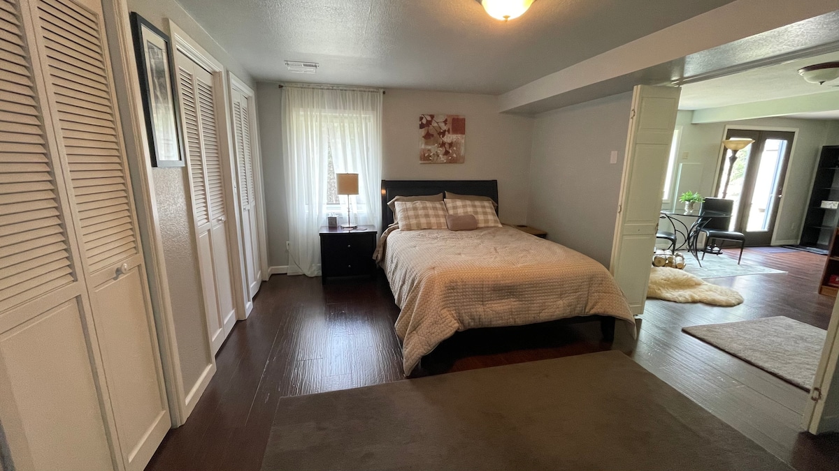 Ეს ძირითადი საძინებელი მდებარეობს ქვედა დონეზე. 