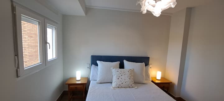 غرفة نوم رئيسية بسرير 160 سم. مرتبة مرنة عالية الجودة.
خزانة مدمجة بالكامل.