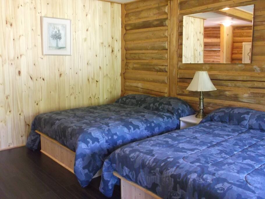Grande chambre confortable