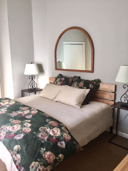 King size bed with 600ct sheets!