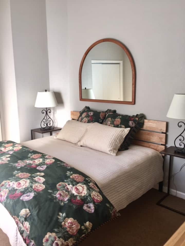 ¡Cama tamaño king con sábanas 600ct!