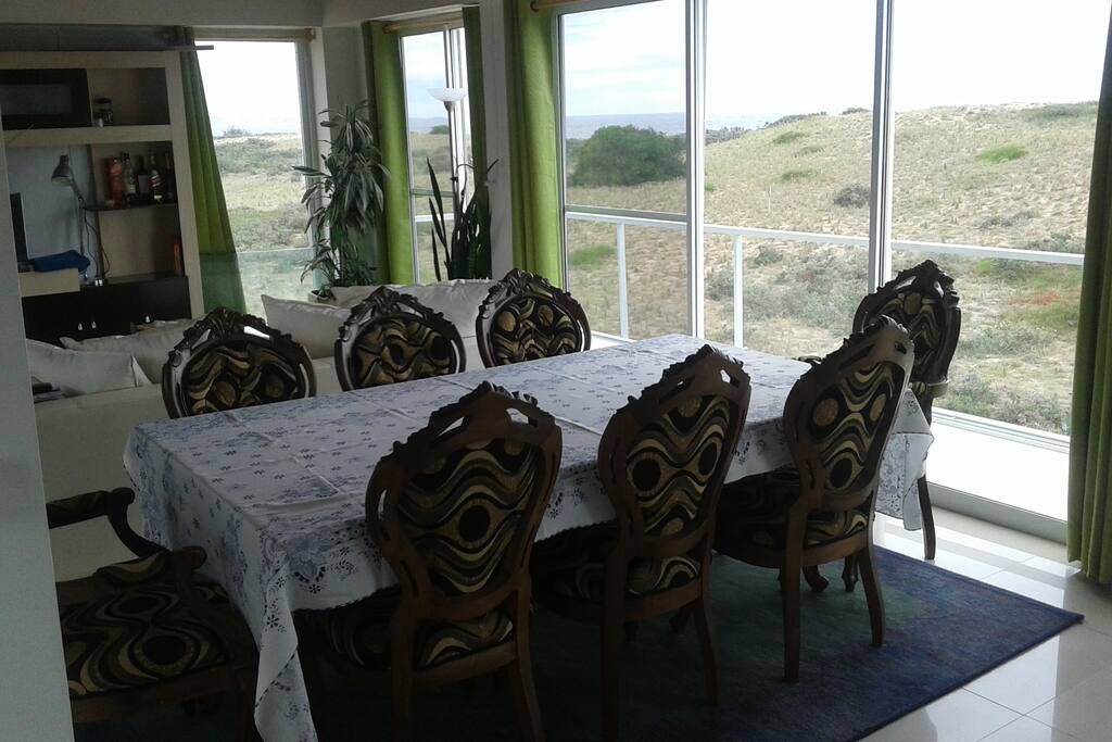 el living comedor de la casa