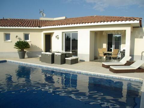 4-star LUXURY VILLA NN, HEATED POOL